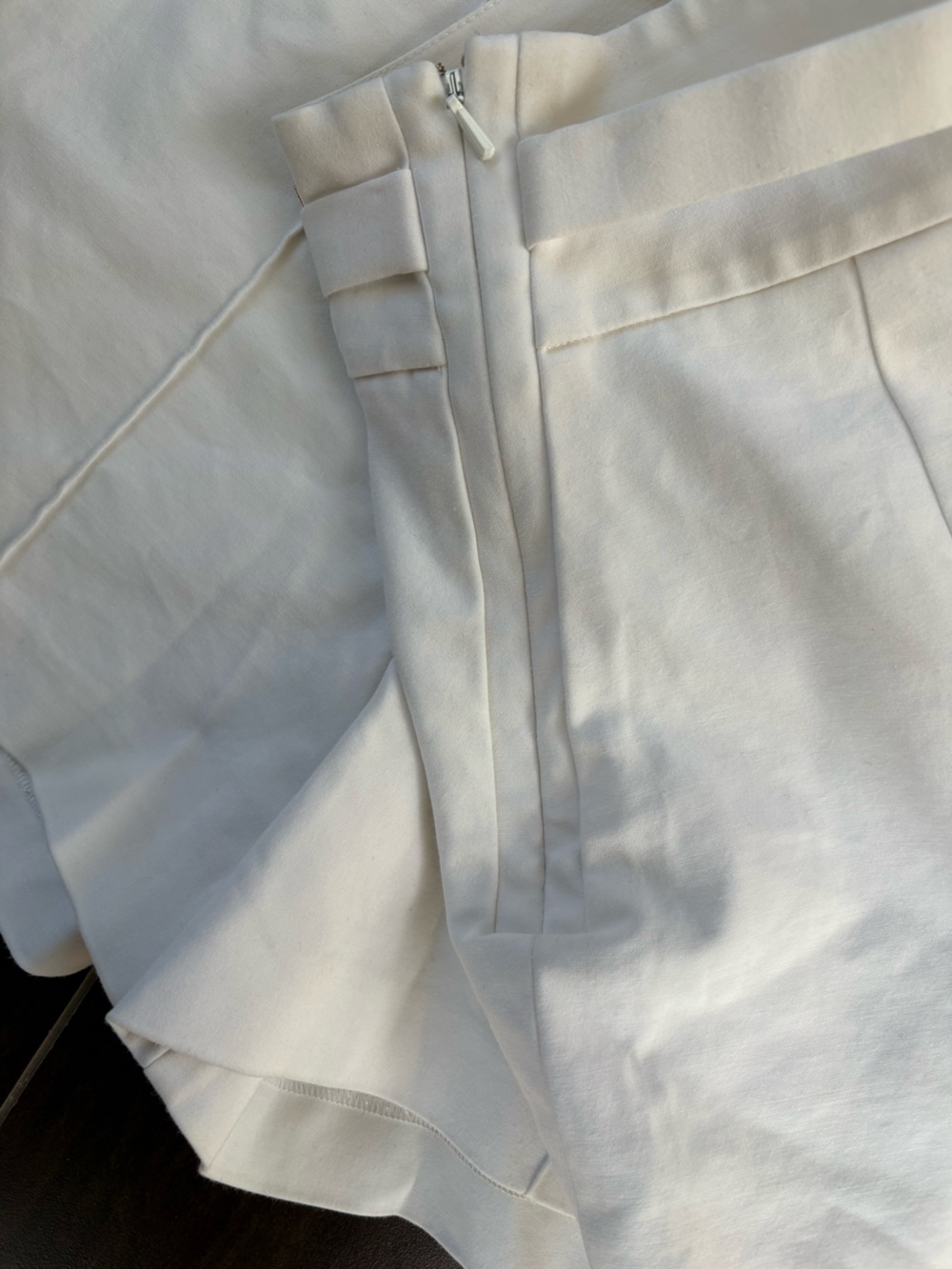 Marciano White High Rise Tailored Shorts Gold Hardware Resort Coastal Size 4 - Picture 7 of 8